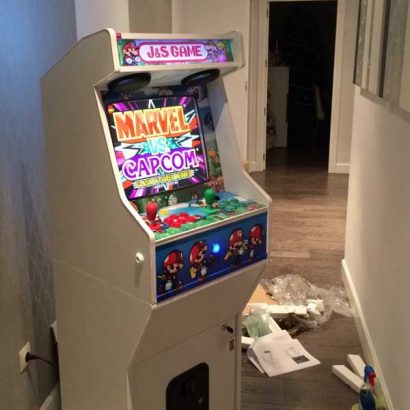 Máquina arcade blanca